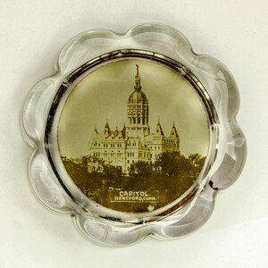 Fermacarte in vetro Vintage Pyrophoto Company di Capitol Hartford, Connecticut: rotondo con bordo smerlato