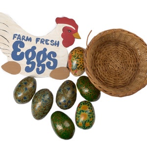 Oeufs en bois, panier et enseigne peinte à la main d'oeufs frais de la ferme, décoration d'intérieur vintage
