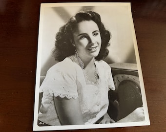 Elizabeth Taylor original - Joven Liz Vintage Hollywood 8x10 Lobby Card Foto Ícono de la celebridad Estrella infantil de los años 40 - Promoción de Mujercitas