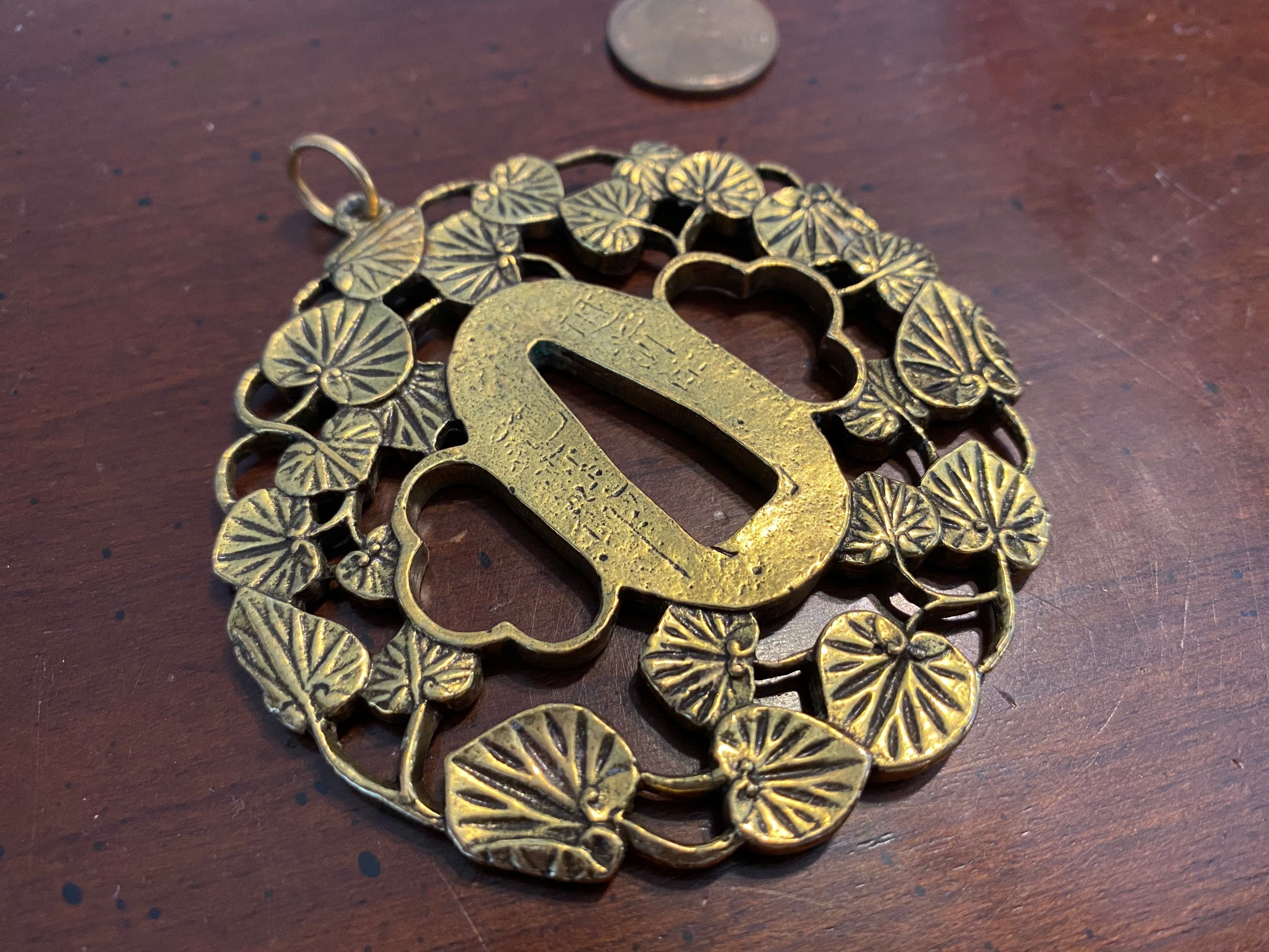 花と葉の金色装飾 鍔(つば)（成木鐔㉓ 山吉兵写｜刀箱師の日本刀