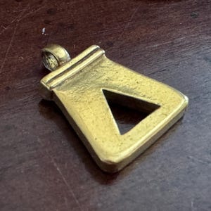 MMA Guldkruka Symbol Hänge - Egyptisk Revival Vintage 1976 Metropolitan Museum of Art Skatter av Tutankhamun - Kärl