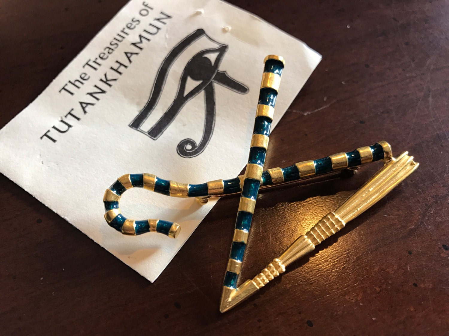 MMA Egyptian Revival Royalty Crook and Flail Pin Brooch - Emblem of Osiris - 1976 Metropolitan Museum of Art Treasures Tutankhamun Exhibit