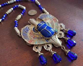 Czech Revival Winged Scarab Solar Disk Hanger Ketting - Khepri Emerging Sun God - Runway Statement - Antieke geëmailleerde Egyptische Revival