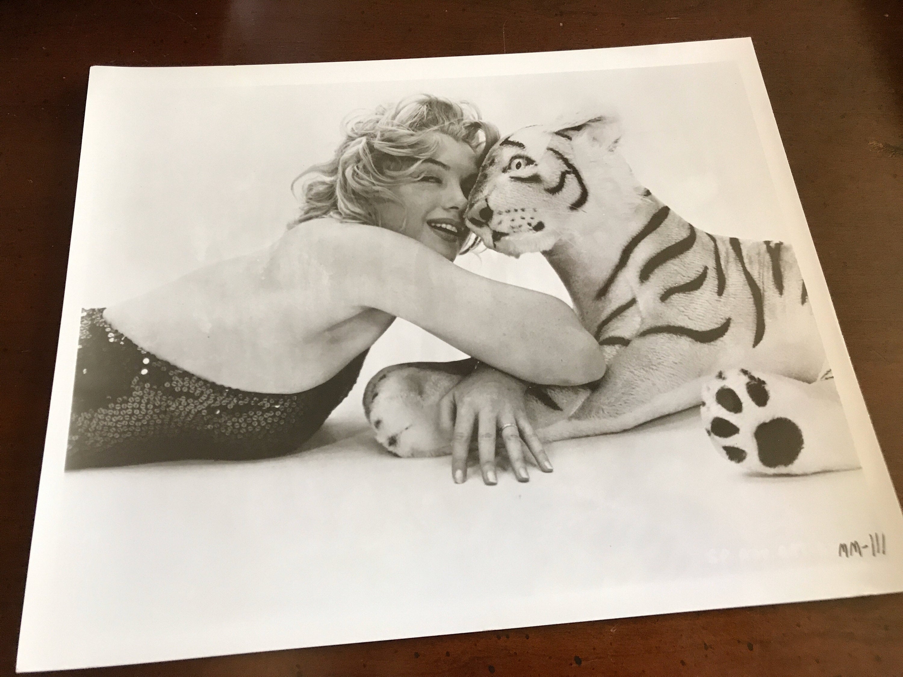 ぬいぐるみのトラと一緒のビンテージ マリリン モンローの写真