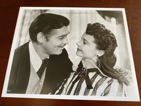 ヴィヴィアン・リーとクラーク・ゲーブル直筆サイン入り写真… オリジナル ヴィヴィアン リー クラーク ゲーブル 抱擁 - 風