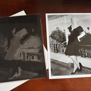 Op de afbeelding: Twee zwart-wit foto's. Eén is een negatiefbeeld van een vrouw in een jurk en hakken. De andere is een afdruk van een vrouw in een zwarte jurk en hakken, staand op een balkon. De vrouw heeft blond haar en poseert.