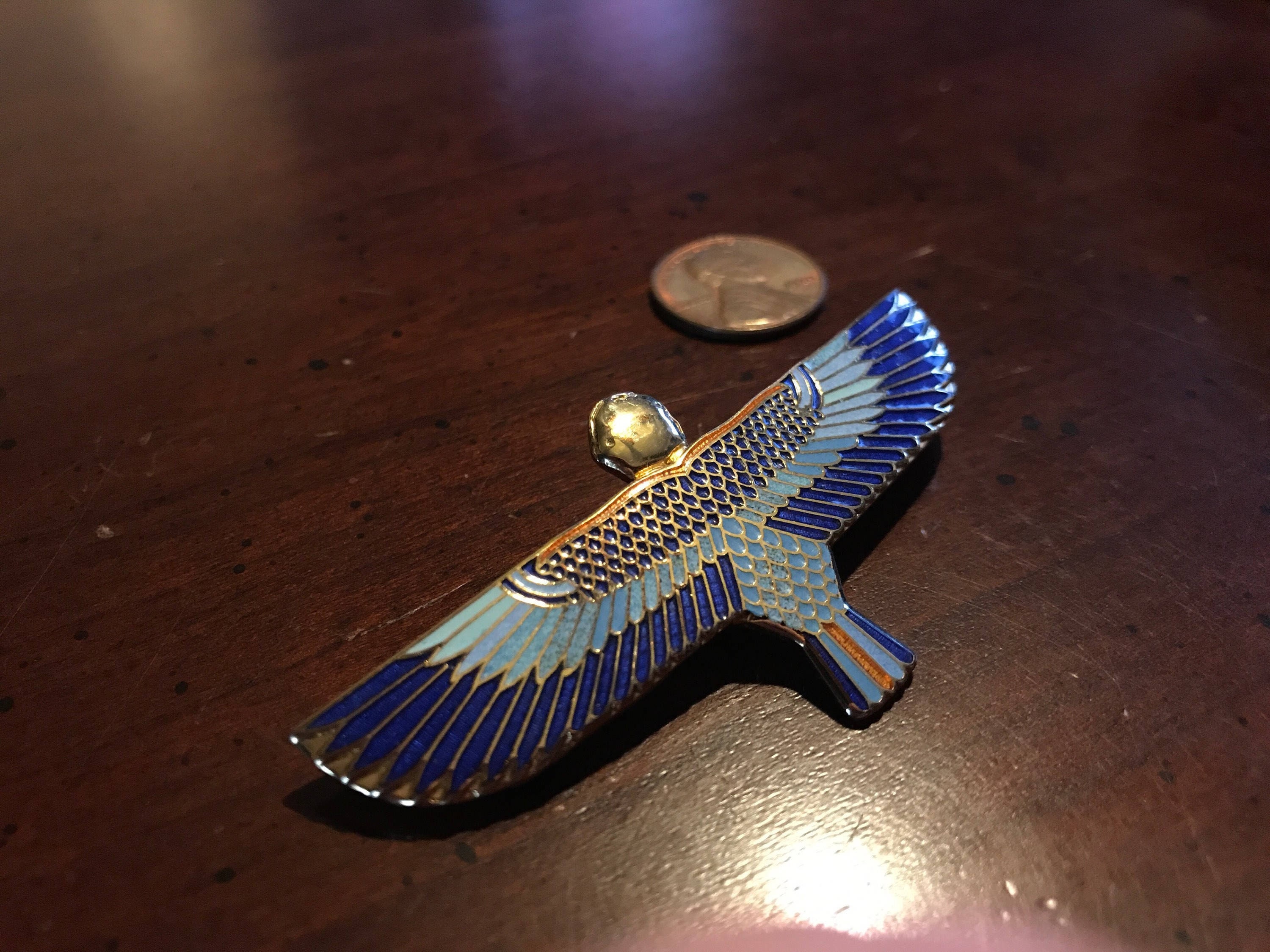 Vintage God of the Sky Horus Gold Spilla smaltata Pin 1976 Tesori di Tutankhamon Exhibit Egyptian Revival Falcon Hawk TBM British Museum