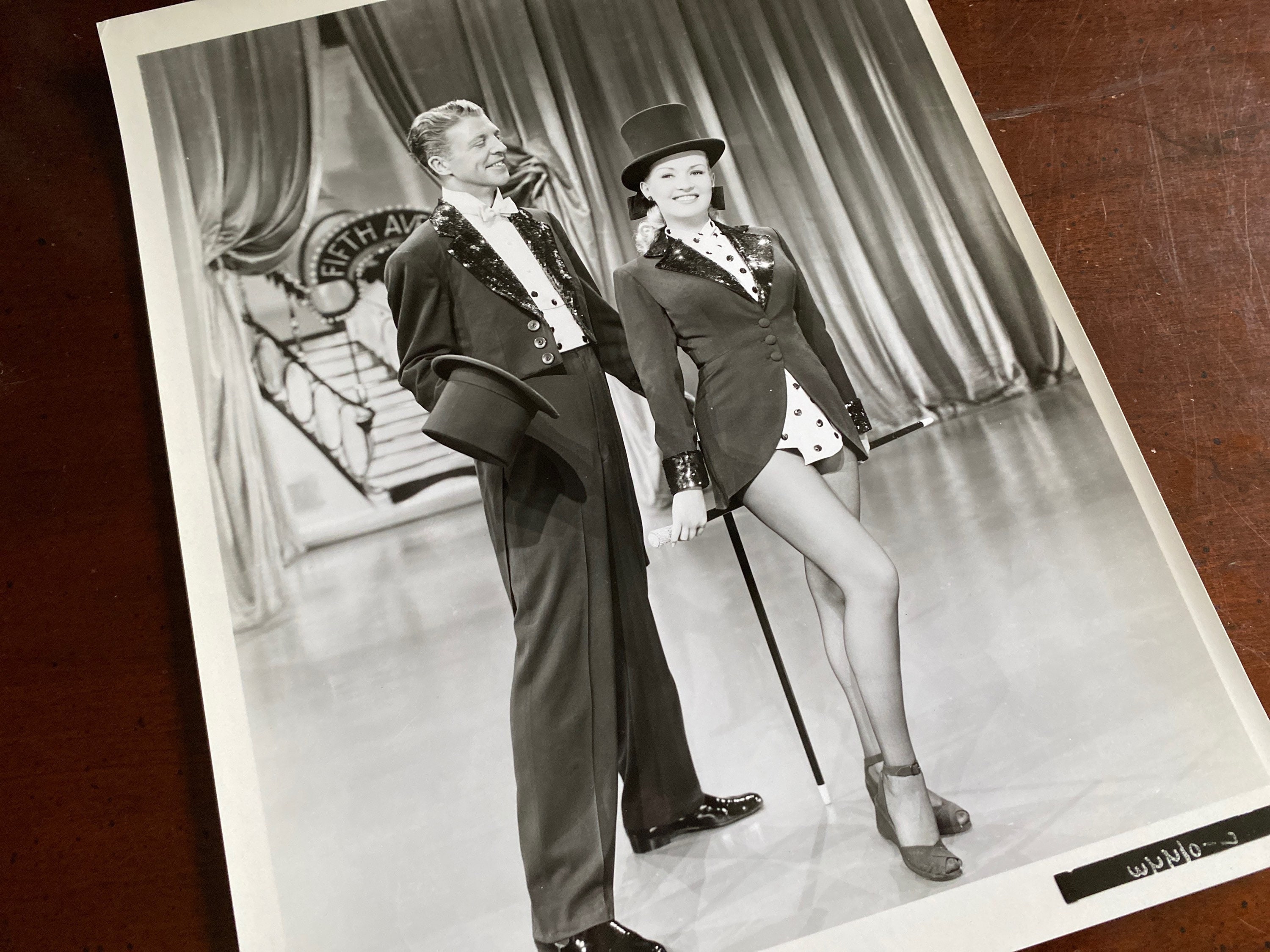 Бетти фриман. Mother wore. Mother wore tights фильм 1947 dvd. Mother wore. Mother wore.