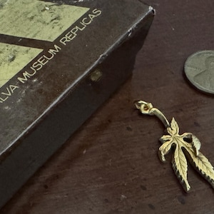 Pendentif Menuki feuille d'or vintage des années 1970 - ornement d'épée - répliques du musée Alva - collier de cannabis et de marijuana d'herbe sacrée