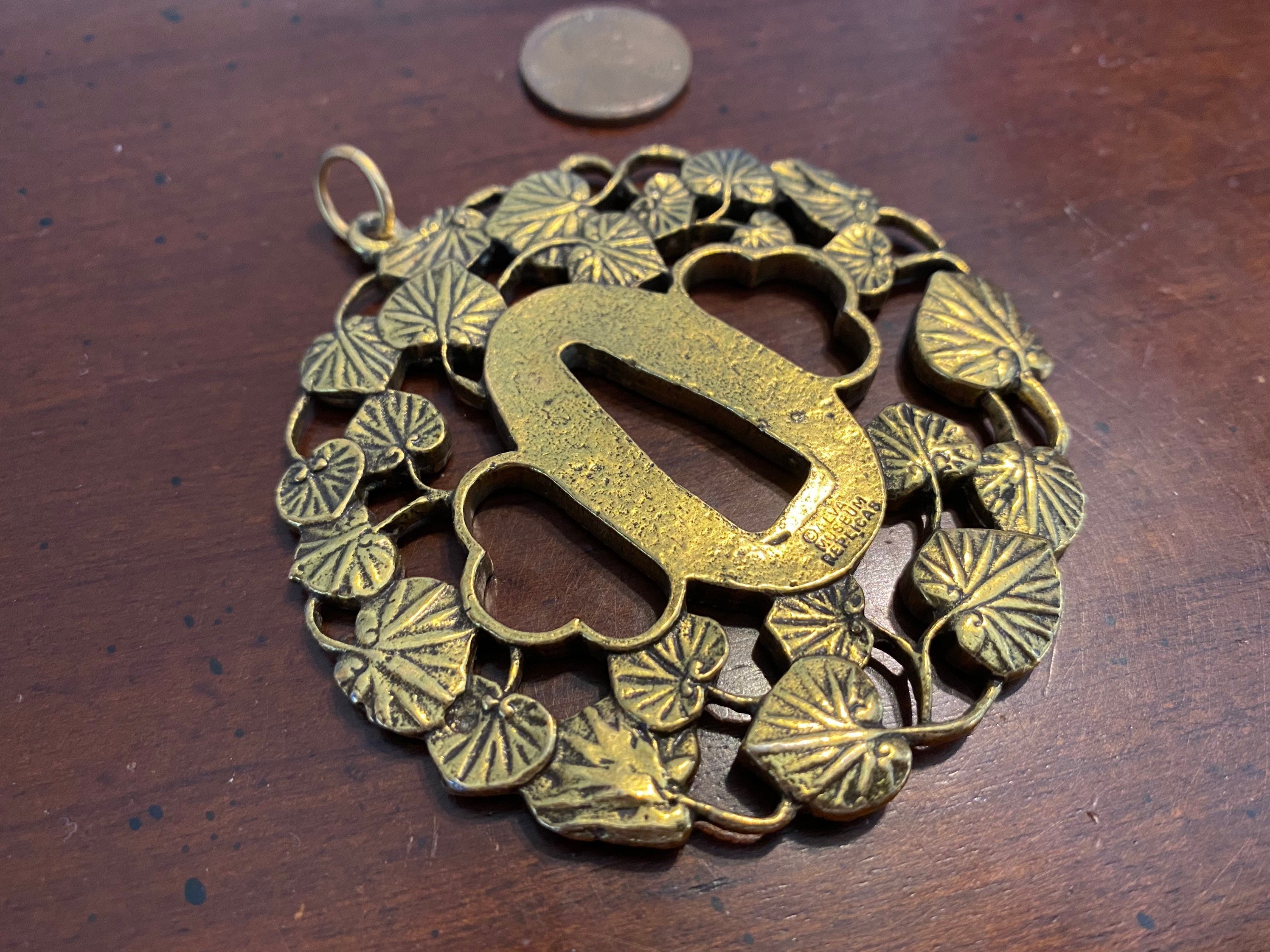 花と葉の金色装飾 鍔(つば) 刀鍔 桜花の図 鉄地 絵金銀 日本刀装具 刀剣美術 鍔 つば 鐔 刀