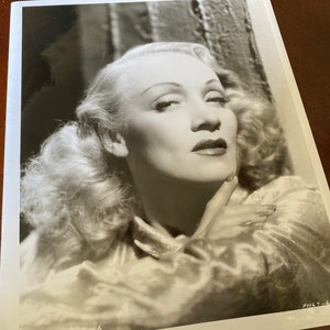 Vintage Marlene Dietrich - Hollywood Femme Fatale 8x10 Glamour Girl Photo Gold Dress Golden Age Photograph - Foreign Affair - Blonde Goddess