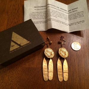 Walking Sun Gold Pre Columbian Dangle Screwback Earrings Vintage Alva Museum Replicas Original Box and Paperwork imagen 1