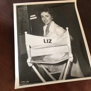 Original Elizabeth Taylor Candid Photo On Set &quot;Cat on a Hot Tin Roof&quot; 1958 - Liz Vintage Hollywood 8x10 Glamour Photo Promo  Directors Chair