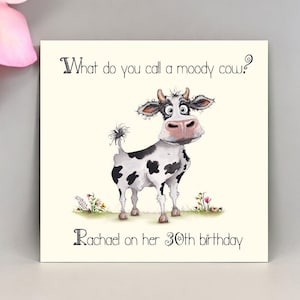 Carte d'anniversaire amusante - à personnaliser avec son nom et/ou son âge - Comment appelle-t-on une vache de mauvaise humeur ? Nom ajouté, carte de voeux humoristique effrontée