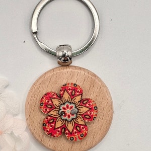 Porte-clés en bois de qualité fini à la main avec un bouton représentant une fleur, cadeau pour elle, gravé au laser, cadeau personnalisé avec prénom ou lettre monogramme