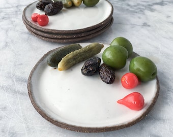 Conjunto de quatro pratos de aperitivo simples e rústicos