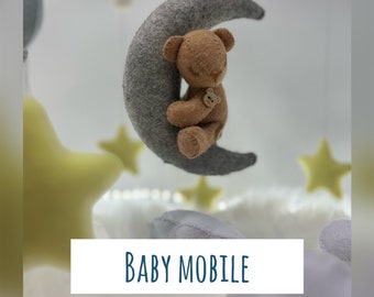 Gepersonaliseerde drijvende babymobiel van vilt met schattige handgemaakte sterren, wolken en een kleine teddybeer