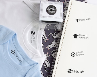 子供服やノートに使える、名前入りの洗えるテキスタイルマーカー。サッカーのパーソナライズスタンプ。ユニフォームや学校用品に最適。