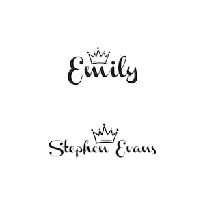 Sello personalizado con nombre en ropa de bebé, fácil de usar y lavable hasta 40 °C. / Personalized baby clothing stamp, easy to use and washable up to 40 °C. Nicolasito.es