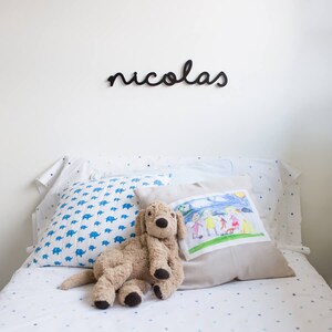 Nombres infantiles personalizados a mano en madera. Regalos personalizados para cuarto niños. Nombres niño bonitos en madera. Hecho a mano. Negro