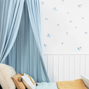 Dormitorio infantil con detalles en azul y con paredes blancas decoradas con vinilo decortivo adhesivo en forma de flores silvestres de color azul - Nicolasito.es
Kids bedroom with blue details and white walls decorated with blue wildflower adhesive vinyl wall stickers – Nicolasito.es