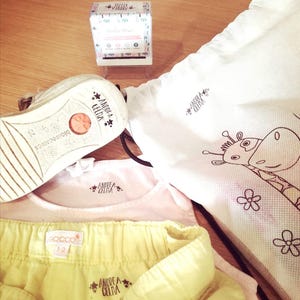 Foto de ropa de guardería marcada con sello de nombre lavable. / Daycare clothes labeled with washable name stamp. Nicolasito.es