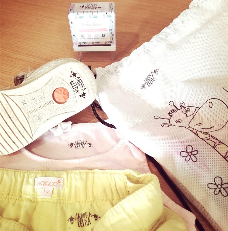 Foto de ropa de guardería marcada con sello de nombre lavable. / Daycare clothes labeled with washable name stamp. Nicolasito.es