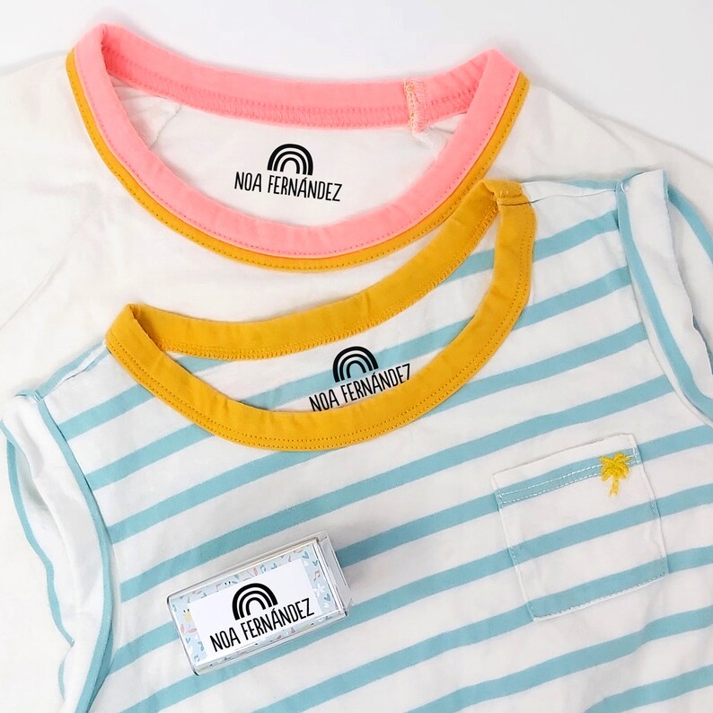 Marcar ropa infantil en guardería con sello textil personalizado, lavable y seguro. Label kids’ daycare clothes with a personalized washable and safe fabric stamp. Nicolasito.es