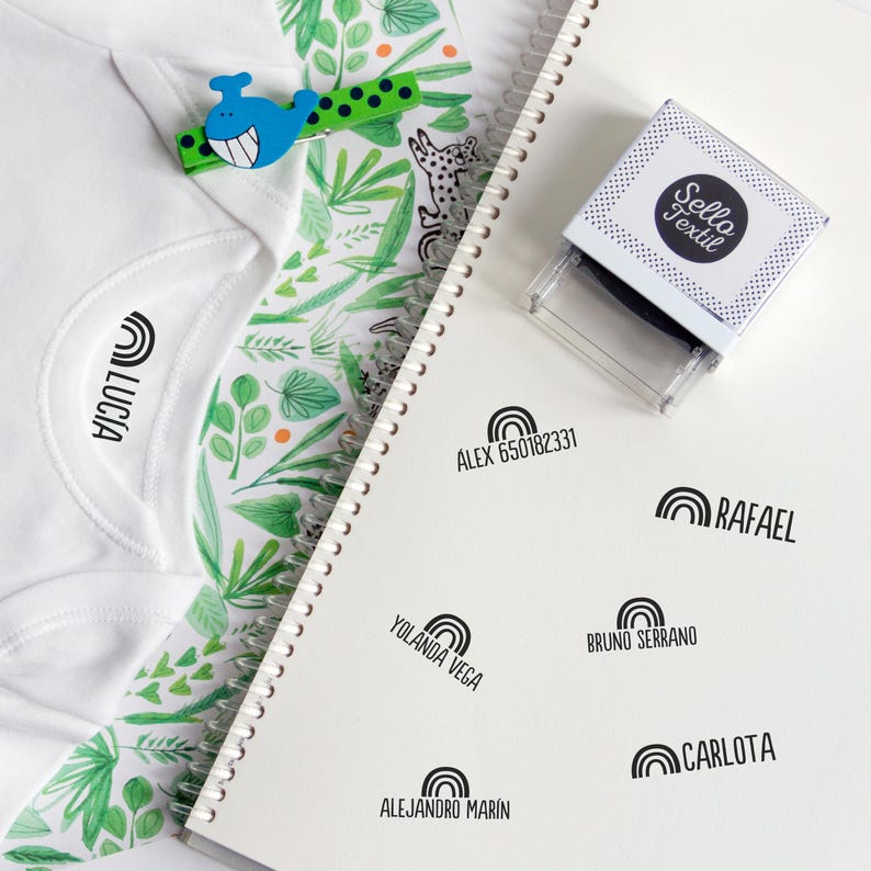 Sello para marcar ropa, cuadernos y mochilas escolares. Detalle del sello textil Nicolasito.es con tinta no tóxica.  Stamp for labeling clothes, notebooks and school bags. Nicolasito.es fabric stamp detail with non-toxic ink.