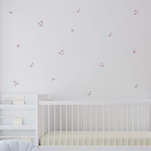 Vinilo decorativo de pared en forma de flores silvestres en color lila sobre pared blanca de dormitorio de bebé con muebles en blanco - Nicolasito.es
Decorative wall vinyl with lilac wildflower design on a white nursery wall with white furniture. Easy to apply and remove without leaving marks, creating a wallpaper effect – Nicolasito.es