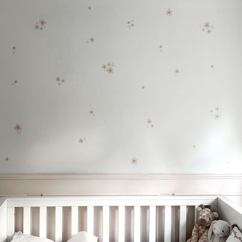 Vinilo decorativo de flores rosas para pared de dormitorio infantil - Nicolasito.es
Decorative vinyl sticker with pink flowers for children's bedroom wall - Nicolasito.es