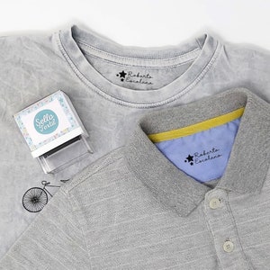 Ropa infantil marcada con sello personalizado con nombre. / Kids clothes labeled with personalized name stamp. Nicolasito.es
