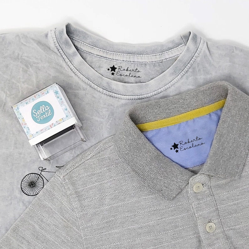 Ropa infantil marcada con sello personalizado con nombre. / Kids clothes labeled with personalized name stamp. Nicolasito.es