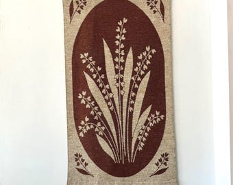 Tapiz textil escandinavo vintage tejido / Tapiz de pared con lirio nórdico marrón, hecho en Finlandia.