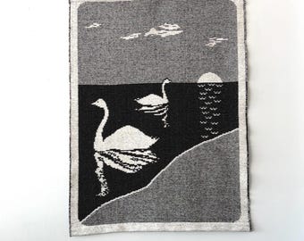 Tapiz escandinavo del Lago de los Cisnes / Tapiz textil nórdico tejido / Hecho en Finlandia