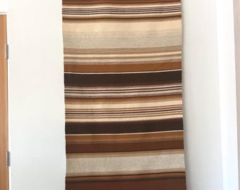 Tapiz de pared Raanu finlandés de estilo moderno de mediados de siglo, tejido a mano en lana con rayas geométricas.