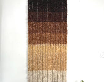 Tapiz vintage finlandés Ryijy: arte textil abstracto con nudos