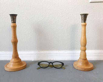Candelabros de madera vintage de mediados de siglo: decoración minimalista para repisas