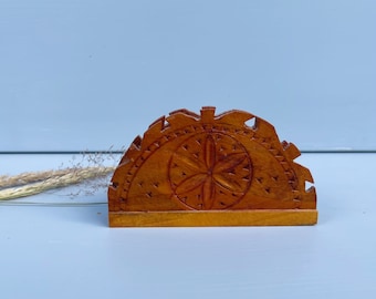Servilletero vintage de madera escandinava: decoración tallada de mediados de siglo