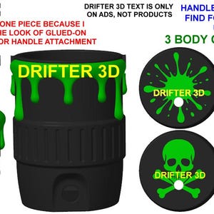 Pode incluir: Um arquivo de download digital para um copo de 355 ml com três corpos pretos com designs de gotejamento de lodo verde e sete opções de tampas circulares com gráficos verdes, incluindo uma caveira, símbolo de risco biológico e impressão de mão, rotulados DRIFTER 3D.