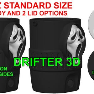Pode incluir: Um copo preto de 12 oz de tamanho padrão com um relevo de máscara Ghostface branca, um gráfico de faca branca em ambos os lados e duas opções de tampa com a máscara Ghostface e o texto DRIFTER 3D. O texto 12 OZ STANDARD SIZE 2 BODY AND 2 LID OPTIONS é visível.