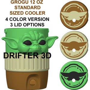 Op de afbeelding: Een groene 355 ml koeler met een Grogu-karakterontwerp, met de tekst GROGU 12 OZ STANDARD SIZED COOLER en DRIFTER 3D. Drie ronde deksels worden getoond, elk met een ander kleurenschema en een centraal gat voor een rietje.