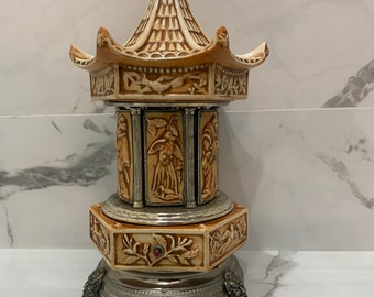 1960er Jahre Reuge Schweizer Musikautomat - Vintage Pagode Lippenstift- / Zigarettenspender, Keramik, Dual Song Play - SUPER ARBEITSZUSTAND