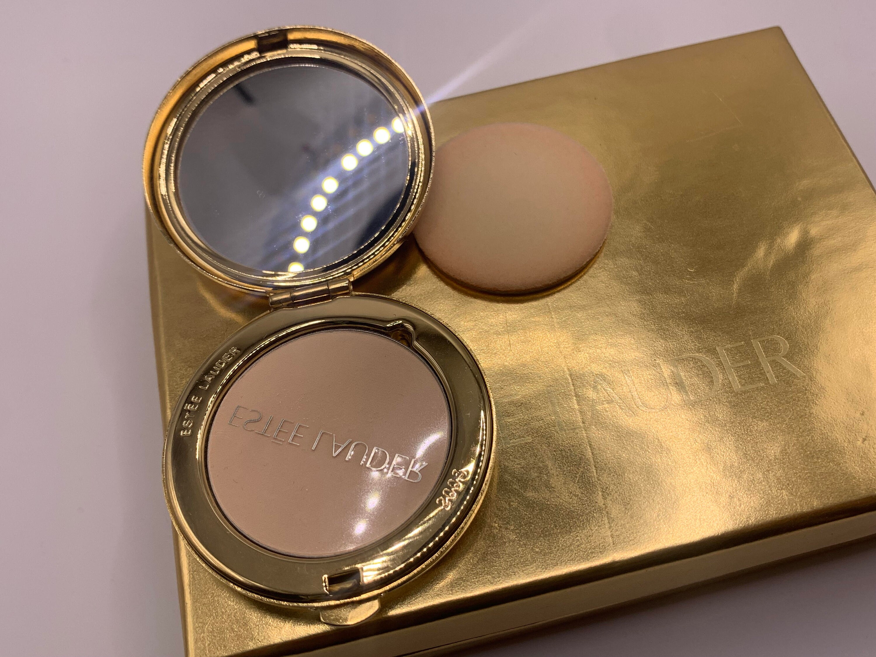 2000s Vintage Estee Lauder  display picture 2