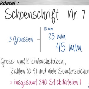 Könnte beinhalten: Ein handgeschriebenes Bild, das einen Schriftstil namens "Schoenschrift nr. 7" mit einer Beschreibung der Schriftgröße und der enthaltenen Zeichen zeigt. Der Text lautet "10 mm, 25 mm, 45 mm, 3 Groessen, Gross- und Kleinbuchstaben, Zahlen (0-9) und viele Sonderzeichen! > insgesamt 240 Stickdateien!"