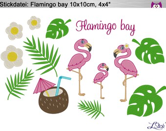 Może przedstawiać: Wzór haftowany przedstawiający trzy różowe flamingi, liście palmowe i kokos z rurką i parasolką. Wzór nosi nazwę "Flamingo bay" i ma wymiary 10x10cm, 4x4 cale.