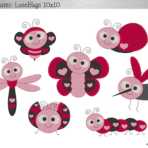 Könnte beinhalten: Stickmuster mit Insektenmotiven, darunter eine Biene, ein Schmetterling, eine Libelle, eine Schnecke, eine Mücke, ein Marienkäfer und eine Raupe. Jedes Insekt ist rosa, rot und schwarz, mit Herzakzenten und lächelnden Gesichtern.