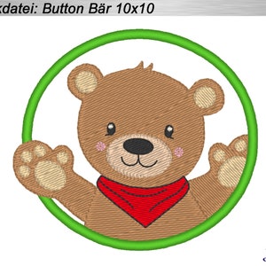 May include: A brown bear with a red bandana is smiling and waving. The bear is inside a green circle. The text "Stickdatei: Button Bär 10x10" is at the top of the image.