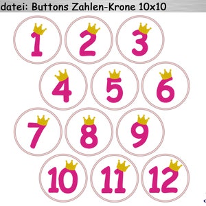 Könnte beinhalten: Zwölf runde rosa und weiße Aufkleber mit goldenen Kronen und den Zahlen 1 bis 12. Die Aufkleber sind zum Basteln und Dekorieren.