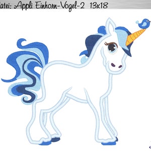 Op de afbeelding: Een witte eenhoorn met blauwe en lichtblauwe accenten, een blauwe vogel op zijn hoorn en een gele en oranje hoorn. De afbeelding bevat de tekst "Stickdatei- Appli Einhorn-Vogel-2 13x18".